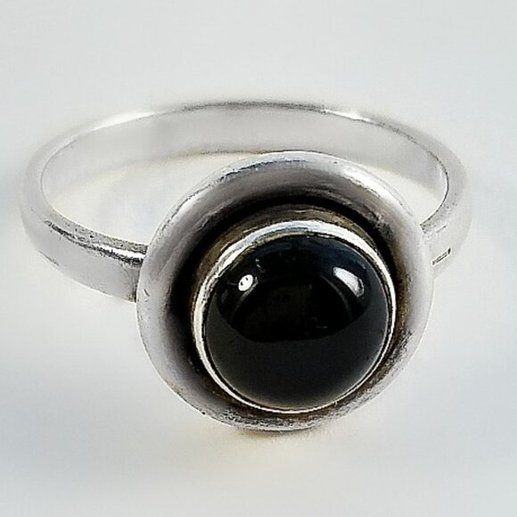 Round Green Ring - Circle Design Ring - Vintage Sterling Ring - Picture 3 of 6